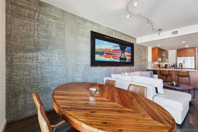 800 The Mark Ln, San Diego CA: https://media.crmls.org/mediaz/7f681691-fd7a-4f35-adbc-4fc570d63646.jpg