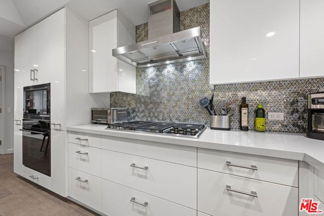 701 Ocean Avenue, Santa Monica CA: https://media.crmls.org/mediaz/7f6952c6-6e91-44b7-815c-31ee0d9797b4.jpg
