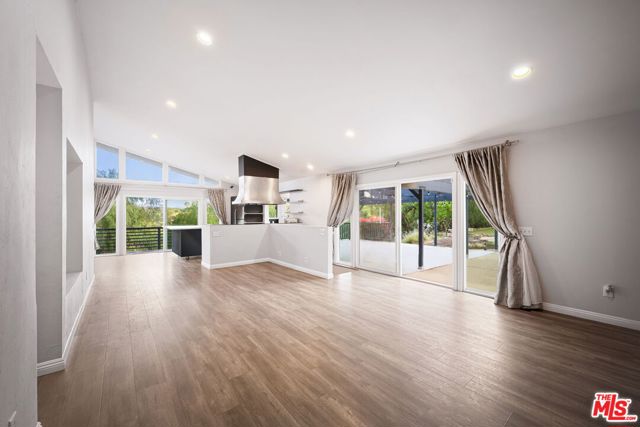 8657 Valley Flores Drive, West Hills CA: https://media.crmls.org/mediaz/7f697514-4f51-480d-bc78-3a0deacccc52.jpg