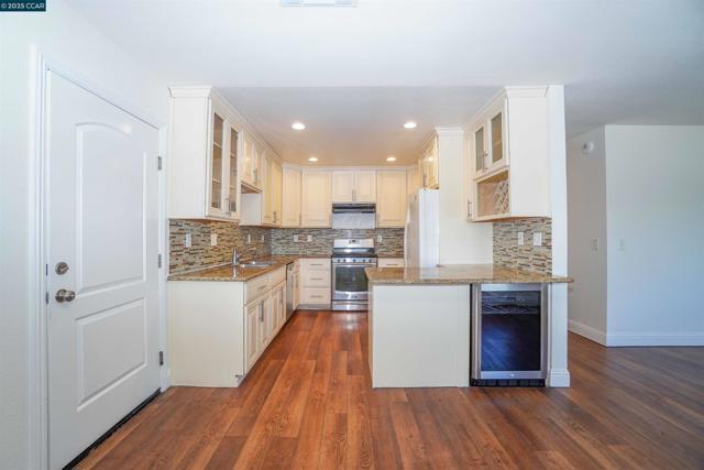 81 Pioneer Ct, Oakley CA: https://media.crmls.org/mediaz/7f6ad453-f54f-4657-ac77-dbbf7fee3758.jpg