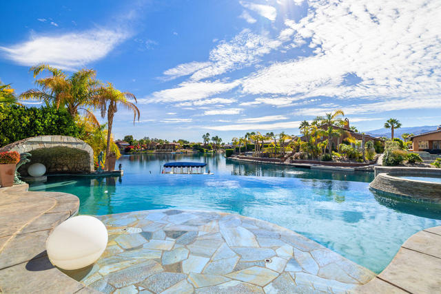 9 Via Santanella, Rancho Mirage CA: https://media.crmls.org/mediaz/7f6b573e-a149-4707-a78f-b34b2f6ca928.jpg