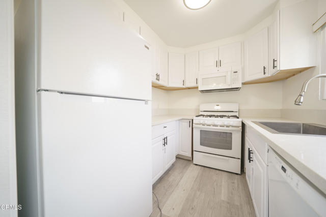 4925 Indian Wood Road, Culver City CA: https://media.crmls.org/mediaz/7f6b65e2-6e29-4ba2-8e27-bad1333f33fc.jpg
