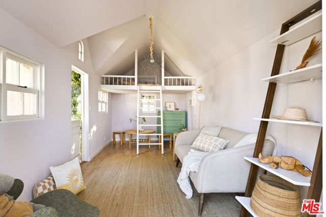 11531 Amanda Drive, Studio City CA: https://media.crmls.org/mediaz/7f6bac07-a4d5-4ba7-a4fa-ac9da3fbc829.jpg