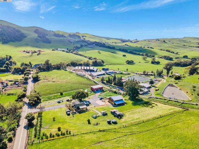 5135 Andrade Rd, Sunol CA: https://media.crmls.org/mediaz/7f6c00be-203d-4604-bf2d-4905abfefb17.jpg