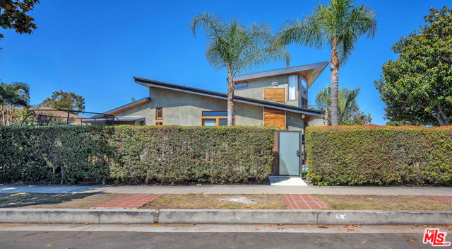 4450 Campbell Drive, Los Angeles CA: https://media.crmls.org/mediaz/7f6ca663-88d6-45f8-9fc3-d703b804eff8.jpg
