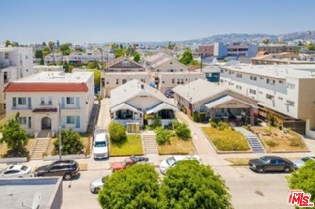 417 N Serrano Avenue, Los Angeles CA: https://media.crmls.org/mediaz/7f6cdad8-469e-4b95-a997-c4fbe1ecb7bd.jpg