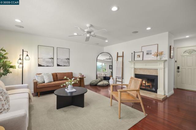 3937 Majestic Dr, Concord CA: https://media.crmls.org/mediaz/7f6d87f1-df6f-427f-8513-f994e4b62c71.jpg