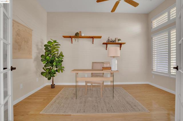 540 Central Park Pl, Brentwood CA: https://media.crmls.org/mediaz/7f6fd066-7781-4f58-81a3-3fd960bcad81.jpg