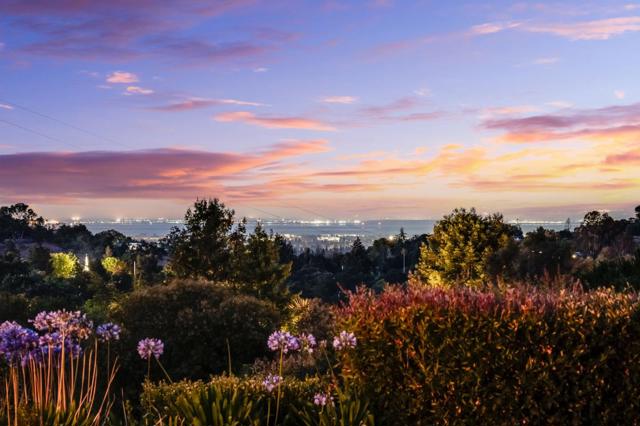 25850 Vinedo Lane, Los Altos Hills CA: https://media.crmls.org/mediaz/7f70b603-c029-4367-bfe2-550bac24500f.jpg