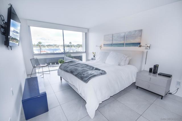 1710 Avenida Del Mundo, Coronado CA: https://media.crmls.org/mediaz/7f70be8e-98c9-4555-8500-37a4ef55776d.jpg