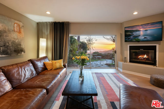 4350 Hillview Drive, Malibu CA: https://media.crmls.org/mediaz/7f711733-c5b9-4d9e-b677-0ac3c41aef99.jpg