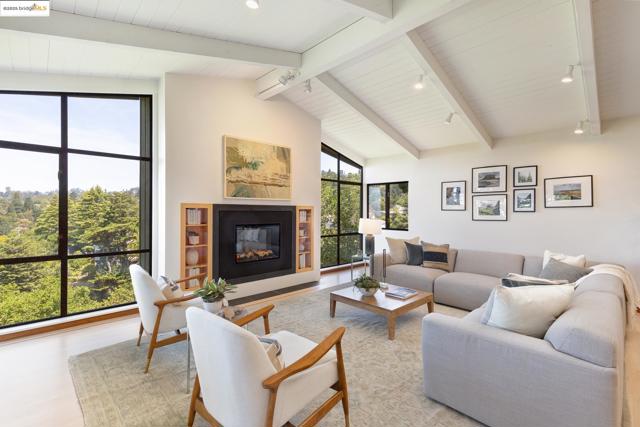20 Ascot Ct, Oakland CA: https://media.crmls.org/mediaz/7f714f19-24fc-4115-8de9-1bf1bfb74495.jpg