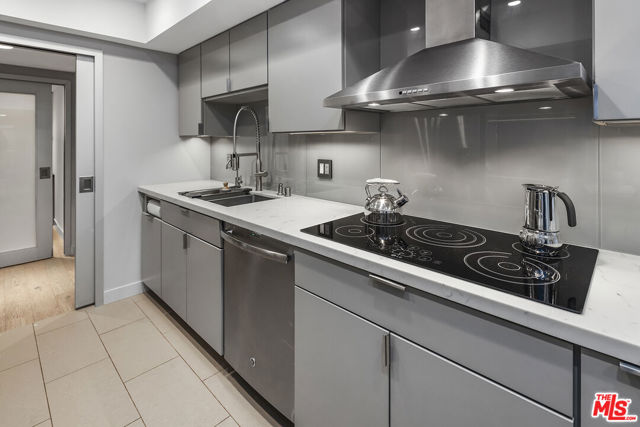 13700 Marina Pointe Drive, Marina del Rey CA: https://media.crmls.org/mediaz/7f719584-d778-4186-99f4-b5da82a3fed0.jpg