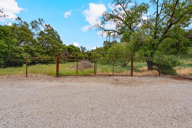 804 Comstock Road, Hollister CA: https://media.crmls.org/mediaz/7f727a85-e15f-4a3d-8628-3bba5e363a66.jpg
