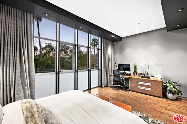 825 N Kings Road, West Hollywood CA: https://media.crmls.org/mediaz/7f72839a-88e4-4513-b115-9ae7291ea6db.jpg