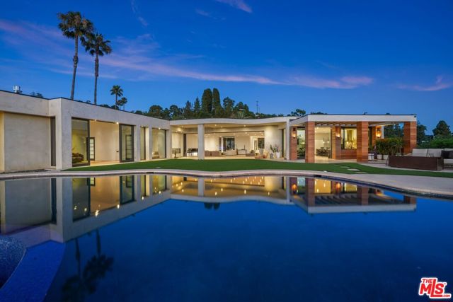 455 Castle Place, Beverly Hills CA: https://media.crmls.org/mediaz/7f73d365-e8c7-4ef3-9f74-232087e2d7fd.jpg