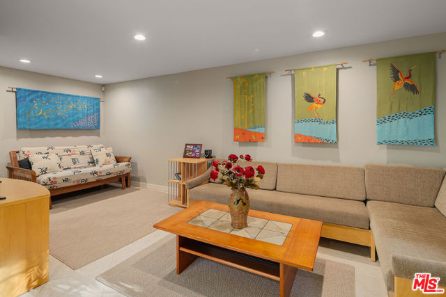 13477 Contour Drive, Sherman Oaks CA: https://media.crmls.org/mediaz/7f74b4b9-7e8e-46d5-8ec8-3283e3847015.jpg