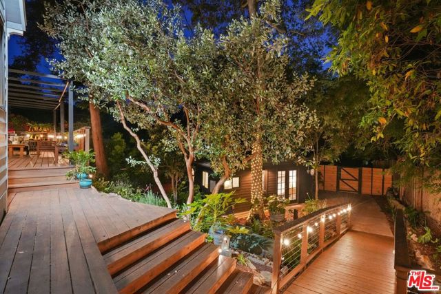 19817 Montau Drive, Topanga CA: https://media.crmls.org/mediaz/7f752274-df13-4c50-b29b-b988ea64636a.jpg