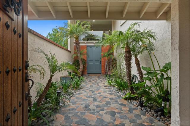 8206 Caminito Lacayo, La Jolla CA: https://media.crmls.org/mediaz/7f75299c-299b-4e2a-815a-8252e2829fea.jpg