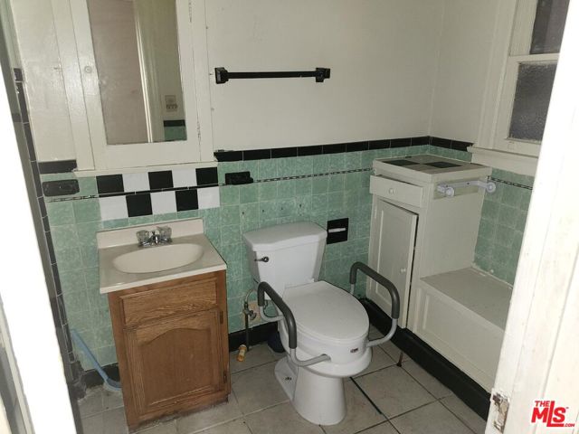 4260 S Figueroa Street, Los Angeles CA: https://media.crmls.org/mediaz/7f75df90-7700-4286-8552-69ea778624c0.jpg