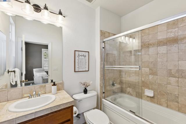 5531 Calico Ln, Pleasanton CA: https://media.crmls.org/mediaz/7f75f71d-d63d-492f-a75c-ad566764fb17.jpg