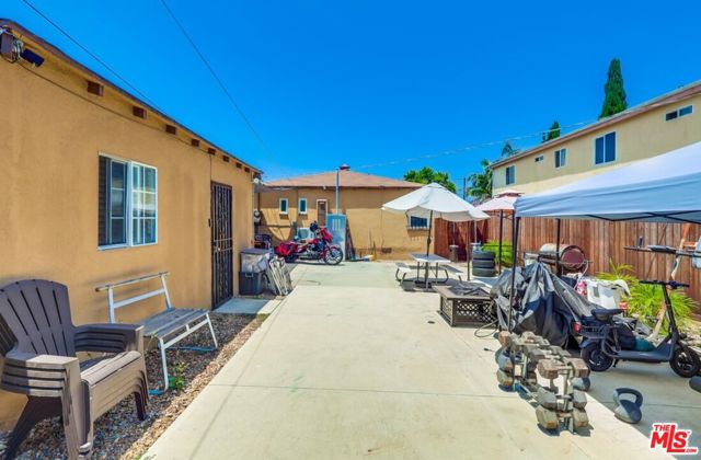 7220 10th Avenue, Los Angeles CA: https://media.crmls.org/mediaz/7f7607c9-7d17-4dd5-995f-a0ed712c718b.jpg