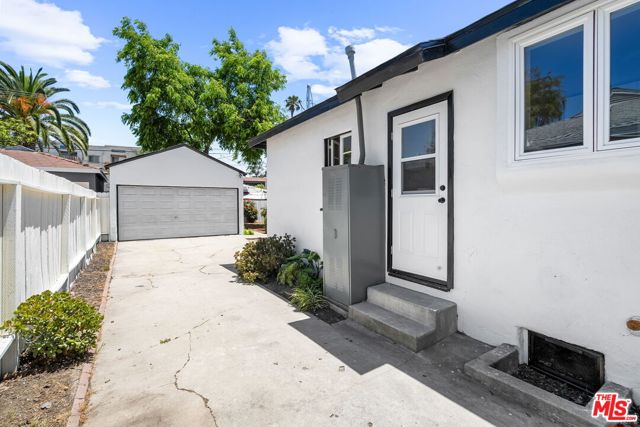 3340 Cardiff Avenue, Los Angeles CA: https://media.crmls.org/mediaz/7f76bc3c-6b9f-4802-acfe-432dff66208c.jpg