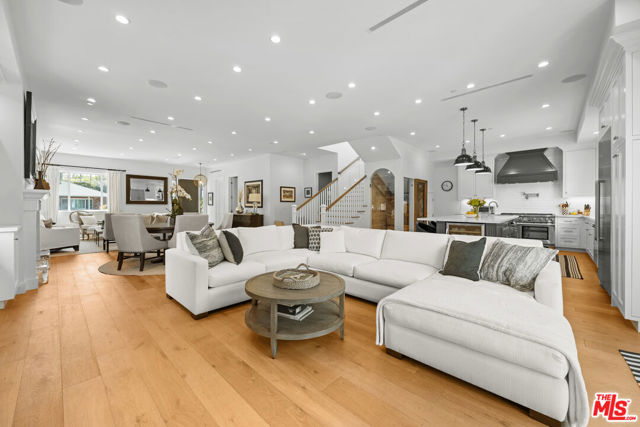 4943 Stern Avenue, Sherman Oaks CA: https://media.crmls.org/mediaz/7f77199f-7e37-48f8-89b8-c8dc9f0a0399.jpg
