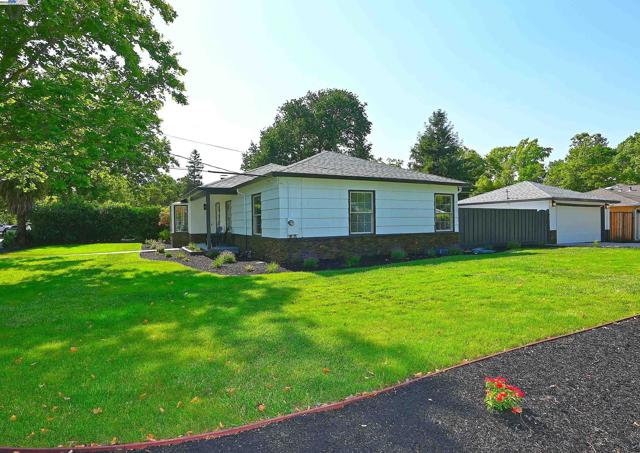 3208 McNutt, Walnut Creek CA: https://media.crmls.org/mediaz/7f774aaa-a387-4c24-8654-714cccf0e13d.jpg