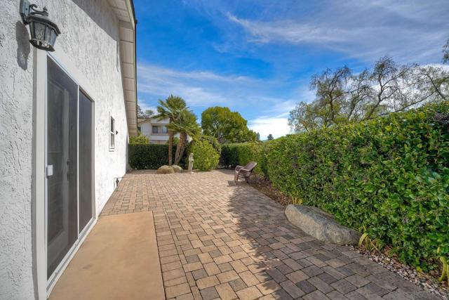 17240 Cuvee Ct, Poway CA: https://media.crmls.org/mediaz/7f7790cb-09f6-4323-b405-56bcbf72898f.jpg