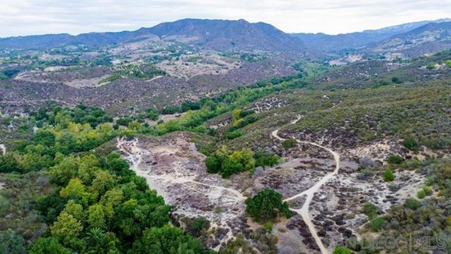 1615 Vista Del Lago, Fallbrook CA: https://media.crmls.org/mediaz/7f77b072-9905-417e-bc7f-a3009a87f8f2.jpg