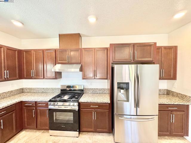 597 Pendragon St, Manteca CA: https://media.crmls.org/mediaz/7f77fd24-8212-475a-bce1-611d01c11577.jpg