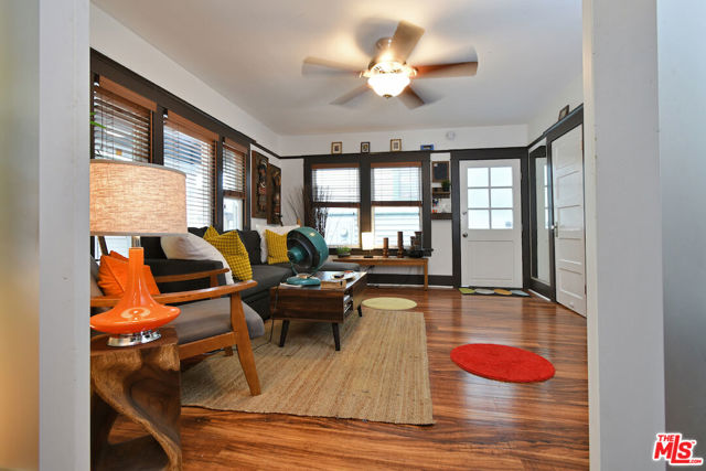 224 Horizon Avenue, Venice CA: https://media.crmls.org/mediaz/7f79e038-55bc-4c52-8e61-e39b747106f1.jpg