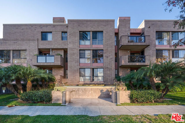 235 S Tower Drive, Beverly Hills CA: https://media.crmls.org/mediaz/7f79f9ae-40b4-4f97-8a22-87bd8cbd2c1e.jpg