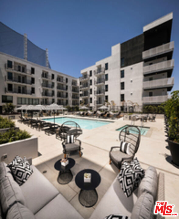687 S Hobart Boulevard, Los Angeles CA: https://media.crmls.org/mediaz/7f7bc3a1-fd6e-4c02-b874-900f1a2e57ef.jpg