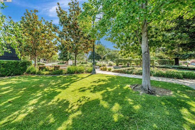 2453 Gardenstone Pl, Manteca CA: https://media.crmls.org/mediaz/7f7d2b95-9129-45ec-8604-9389a2e2a13f.jpg