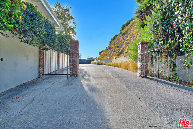 Drew Fenton | 1127 Lachman Lane Pacific Palisades CA | MLS: 6876305