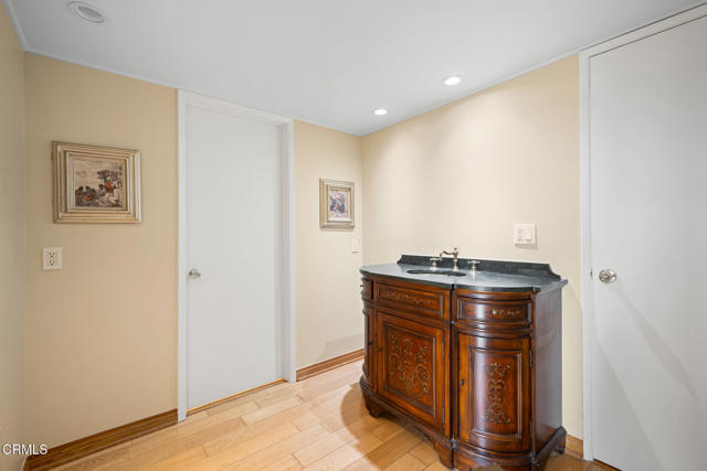 125 W Mountain Street, Glendale CA: https://media.crmls.org/mediaz/7f7e80b5-dcd0-4580-bb13-3da2a63d4e76.jpg