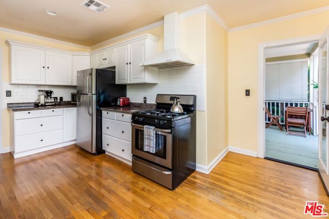 866 N Doheny Drive, West Hollywood CA: https://media.crmls.org/mediaz/7f80a07c-7295-4967-8587-1dd2d32f5dc8.jpg