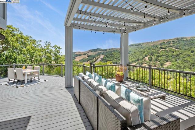 325 Bollinger Estates Ct, San Ramon CA: https://media.crmls.org/mediaz/7f817515-c4a1-43d2-95cd-330847523356.jpg