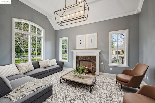 21 Samantha Dr, Lafayette CA: https://media.crmls.org/mediaz/7f819053-7cb4-4467-b5f2-9799ff965198.jpg