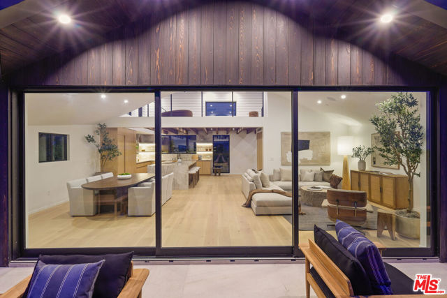 2530 Beverley Avenue, Santa Monica CA: https://media.crmls.org/mediaz/7f81fe97-bdde-4cca-971e-6f3843bceebe.jpg