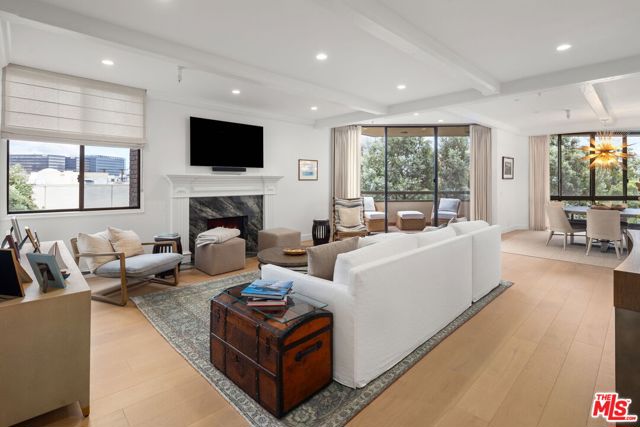 300 N Swall Drive, Beverly Hills CA: https://media.crmls.org/mediaz/7f82cdf9-ea8a-4da8-9319-c39611799216.jpg