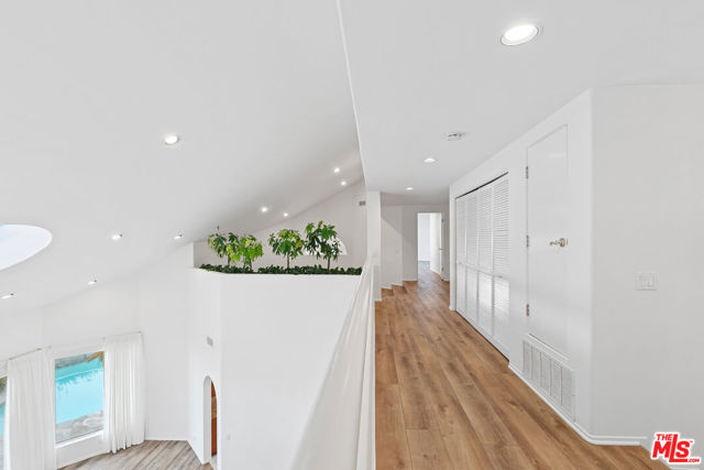 32215 Pacific Coast Highway, Malibu CA: https://media.crmls.org/mediaz/7f833457-1306-4ec6-848b-87ea4ab51cf0.jpg