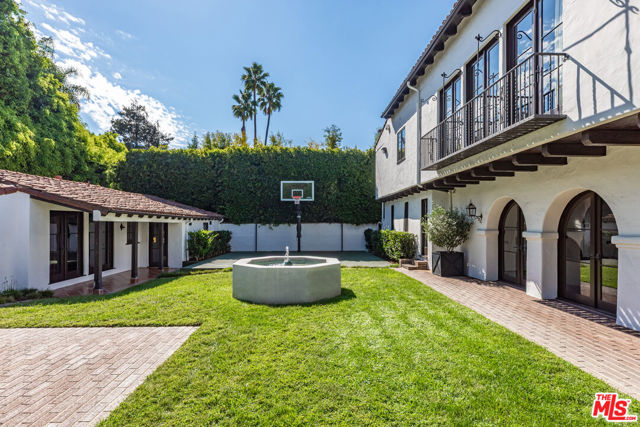 820 N Roxbury Drive, Beverly Hills CA: https://media.crmls.org/mediaz/7f840a4c-a45b-49b3-b304-67a5b1fbc2e1.jpg