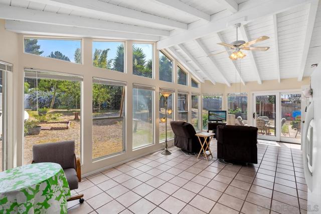 1387 Don Carlos Ct, Chula Vista CA: https://media.crmls.org/mediaz/7f8424ff-dd19-4dcd-88cd-92bae0f1eabb.jpg