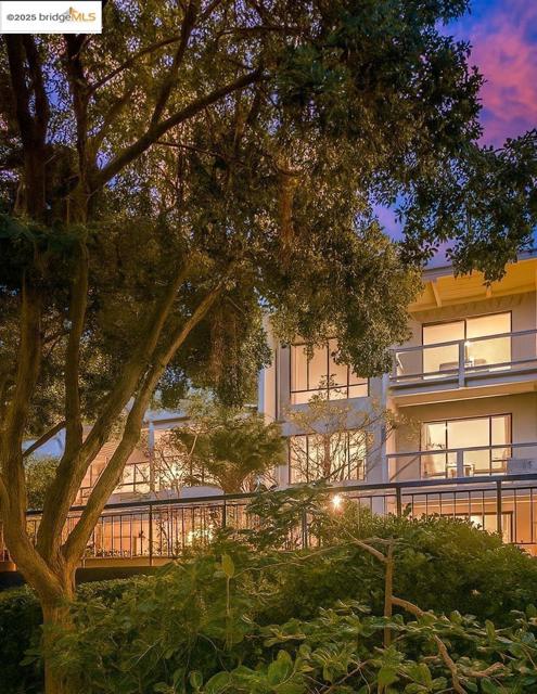 7 Commodore DR, Emeryville CA: https://media.crmls.org/mediaz/7f853725-ff27-43ec-b913-90b6999325f3.jpg