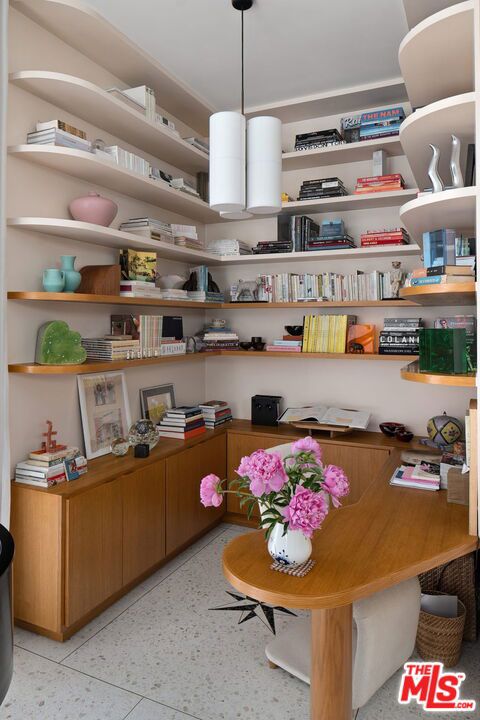 11513 Dona Cecilia Drive, Studio City CA: https://media.crmls.org/mediaz/7f85acf1-826e-4d07-a9ad-93a4f2ab034b.jpg