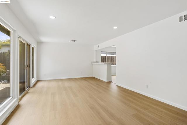 2847 Shane Dr, Richmond CA: https://media.crmls.org/mediaz/7f86e047-e399-401f-a00e-1fafac65b282.jpg