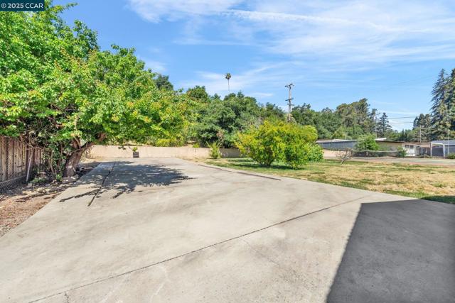18127 Madison Ave, Castro Valley CA: https://media.crmls.org/mediaz/7f86f3da-ff48-4833-8598-76a8b174df9b.jpg